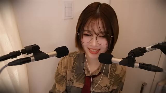 Runa ASMR. Близкий шёпот на два микрофона, движения рук, чтение книги.