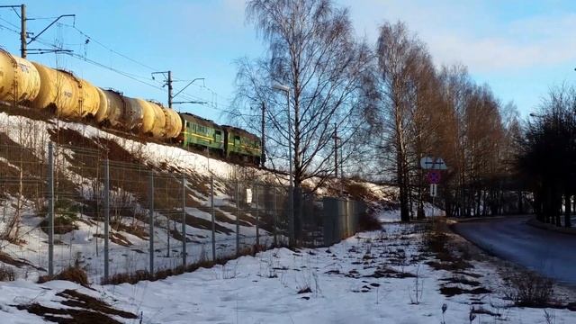 Тепловоз 2М62-0894 с наливным поездом.
