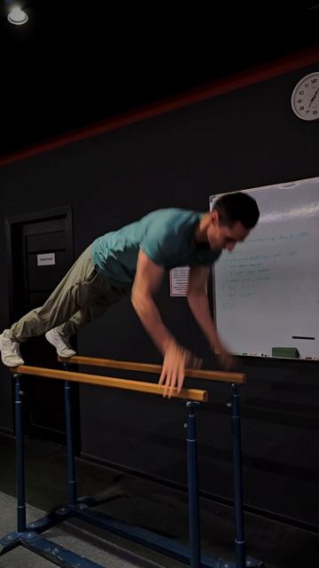 Когда надоели обычные, обычные, обычные отжимания 😁
