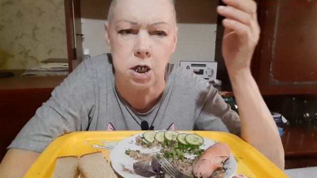 мукбанг / гречка с сардельками
