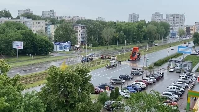 🚜 Асфальт в Ульяновске на улице Рябикова укладывают даже во время ливня