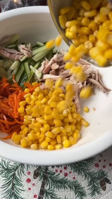 🥙 Салат с фасолью, кукурузой и курицей