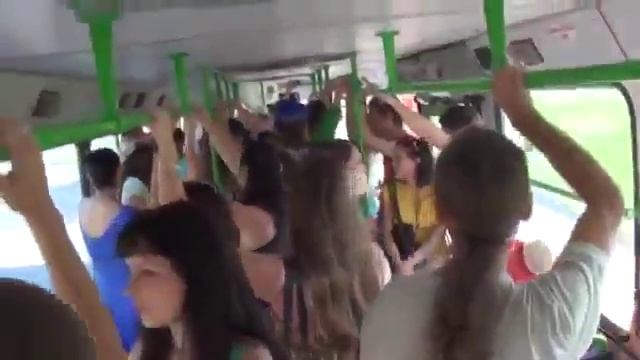 Русские в автобусе Смотрите и улыбаитесь