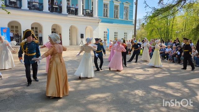 Фарфоровые статуэтки/ менуэт /зонтики/ грустные звуки шарманки