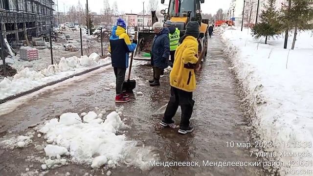 Татарстан Менделеевск Бульвар Интернационалистов уборка территории от снега 10.03.2023