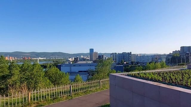 Памятник АНДРЕЮ ДУБЕНСКОМУ -основателю КРАСНОЯРСКА. Торговый комплекс КОМСОМОЛ