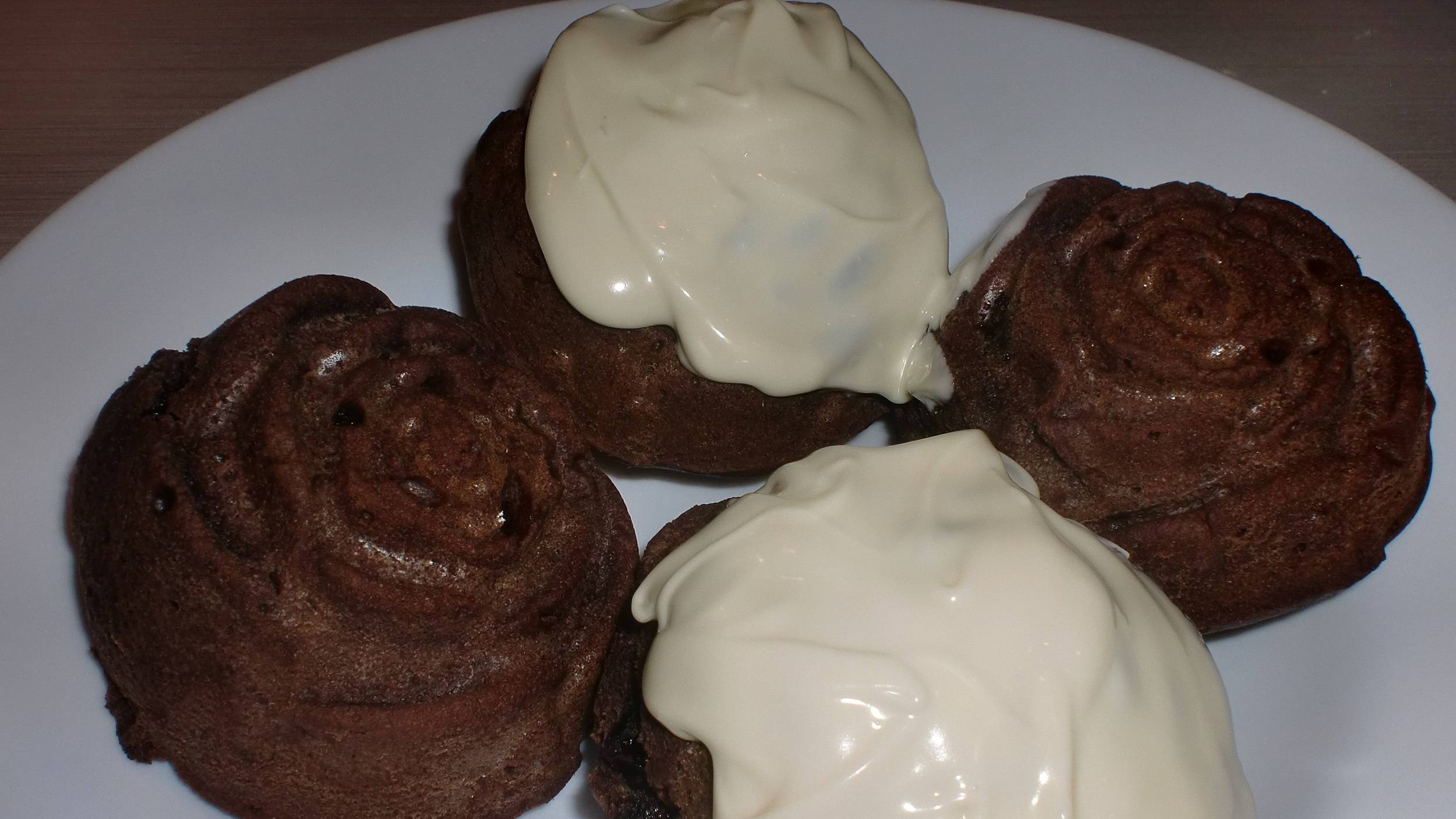 Кексы с черносливом и глазурью