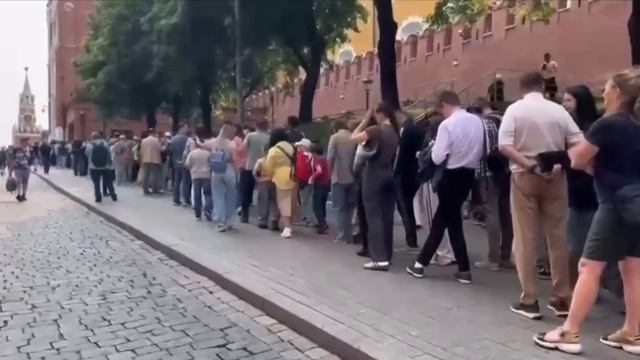 🤷♂️В Мавзолей снова выстроились огромные очереди🤷♂️