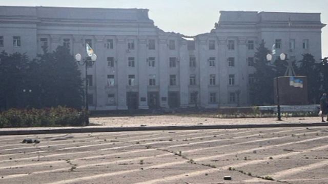 В Херсоне КАБ сегодня рано утром попал по зданию областной администрации. Фото выложили местные пабл