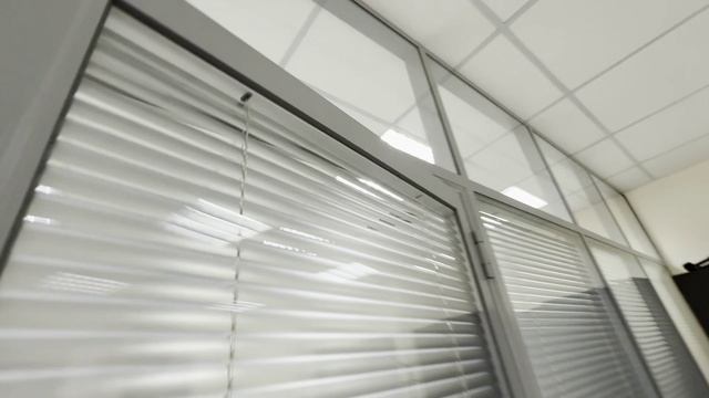 Стекло, металл и тишина офисный проект перегородок с межрамными жалюзи