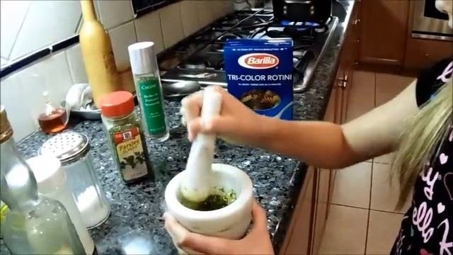 California.Soniya is cooking! Все дети любят макароны!