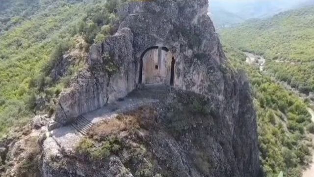 Огромная дверь в горе в Турции