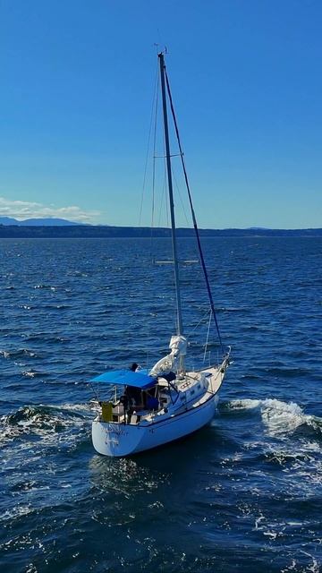🚤⛵ Возвращение в марину — под мотором по волнам
Смотрите, как красивая парусная лодка возвращается