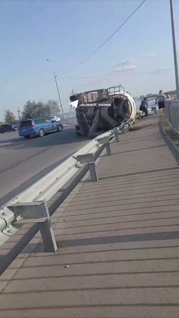 ПЕРЕВЕРНУЛСЯ ГРУЗОВИК: на проспекте Лазоревом в Волгодонске перевернулась большая бетономешалка.
