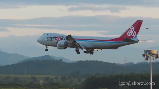 Грузовой Боинг 747 авиакомпании Cargolux заходит на посадку в аэропорт Куала Лумпур на рассвете.