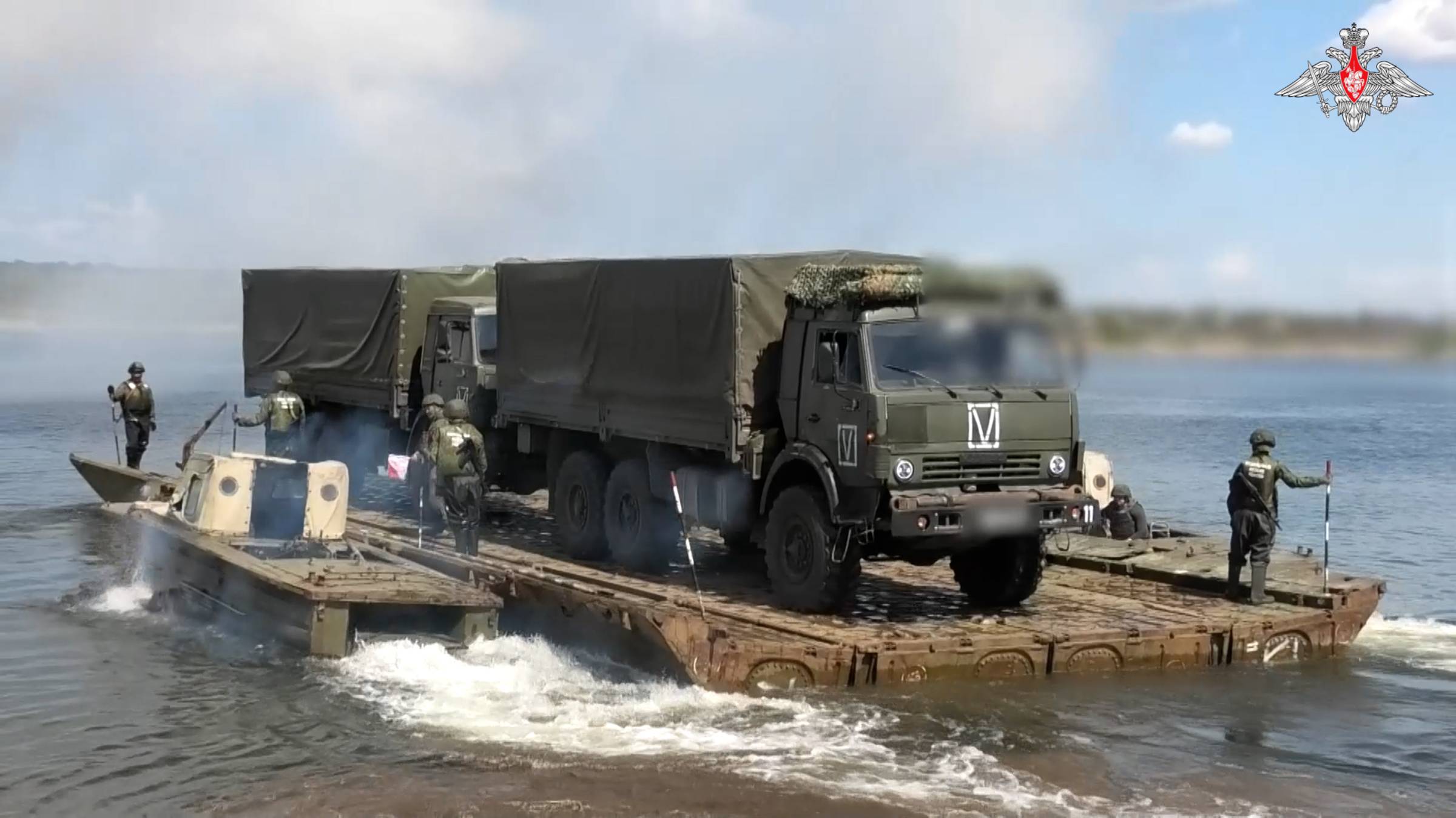 Военнослужащие развернули понтонную переправу