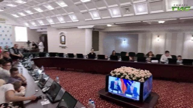 Самарцев отметили почетными знаками "За самоотверженность" и "За воспитание детей"