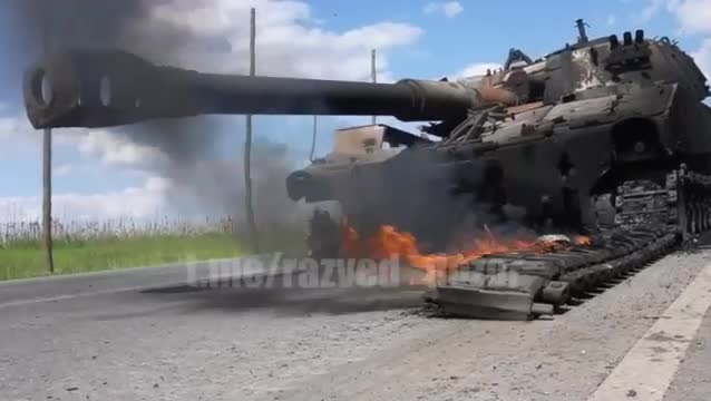 В Сумской области догорает американская САУ М-109 "Палладин"