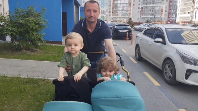 Двойняшки на прогулке 🥰