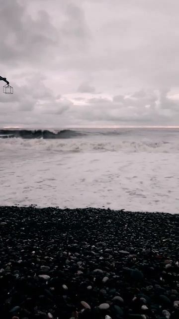 Море не спокойное, Адлер, Сочи. Кроссовки в  t.me/bingosochi