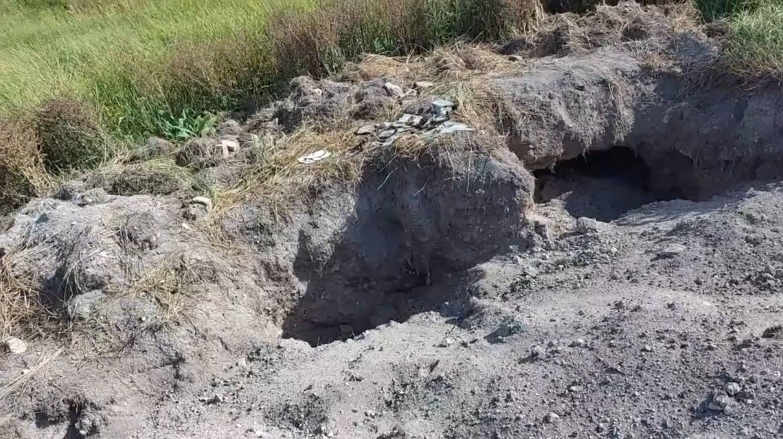 Наткнулся на место шурфа старого дома. Показываю, что оставили поисковики на этих холмах земли