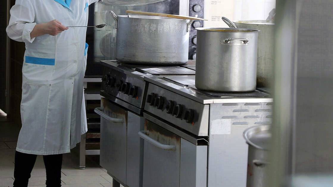 Из псковского пансионата для пожилых госпитализировали 35 человек с отравлением
