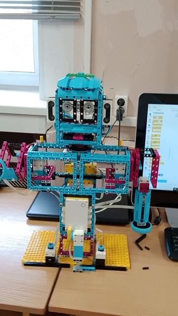 Робот олег танцует Lego spike prime