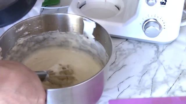 Пышный как облако - медовый бисквит.