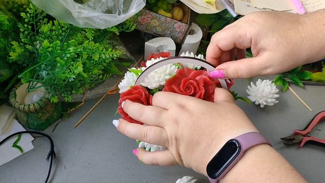 Вечная классика: мыльные розы и хризантемы в белой кор