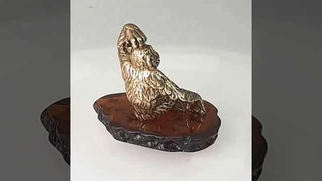 Статуэтка на янтаре Обезьяна с книгой 3 х 5 см 8651