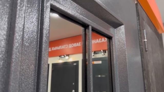У нас входная дверь с терморазрывом стеклопакет TERMO GLASS