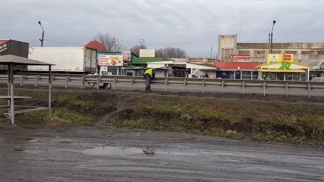Чувак пытается перепилить отбойник