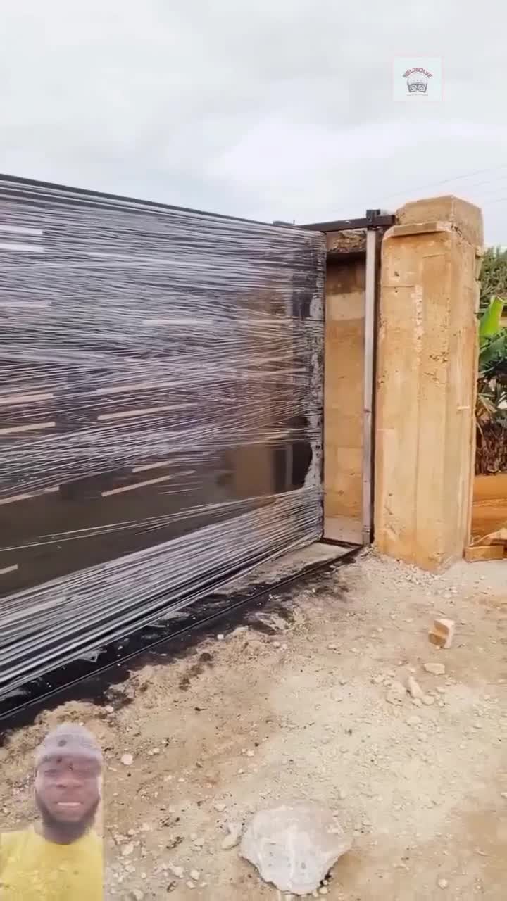 Необычное инженерное решение - никогда не видел таких ворот.