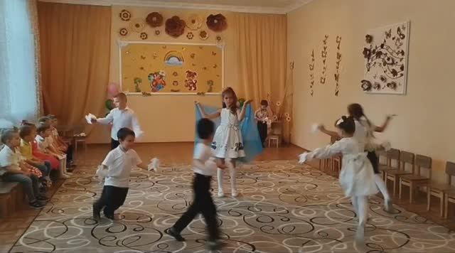 Вход на утренник «Здравствуй, лето!»