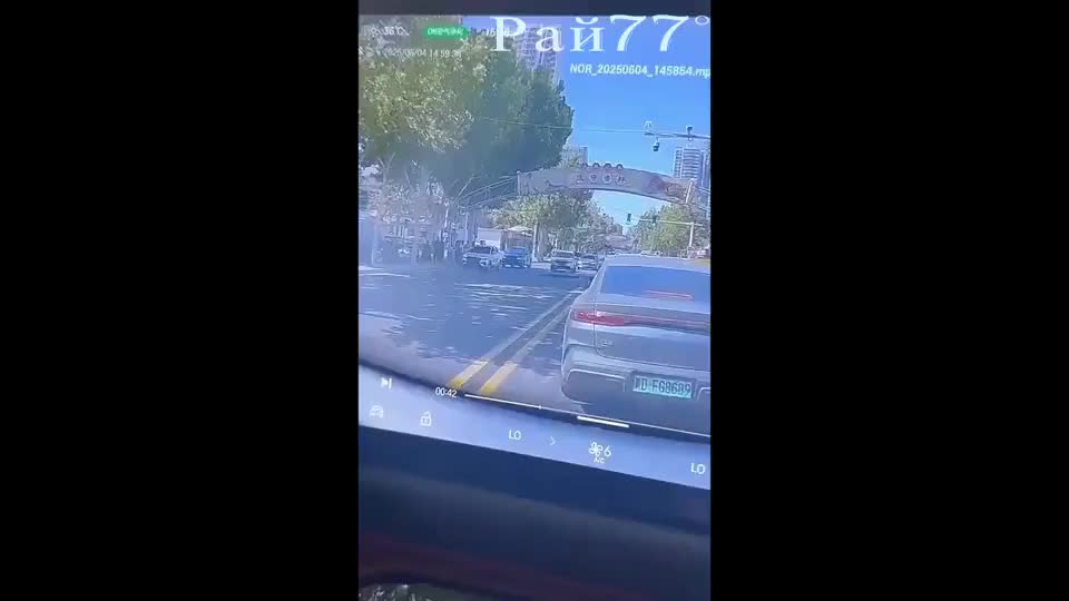 Автомобили «нырнули» в рытвину, образовавшуюся на автотрассе