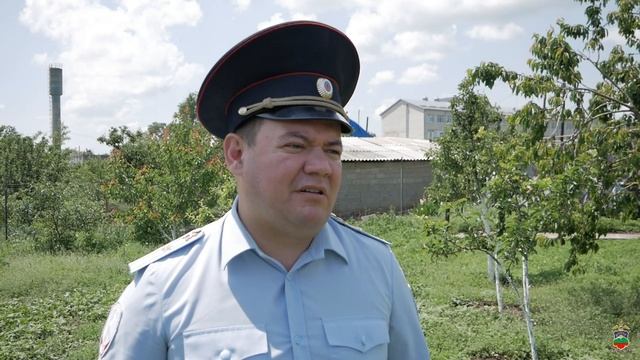 В Карачаево-Черкессии страж правопорядка помог соседке выбраться через окно из горящего дома