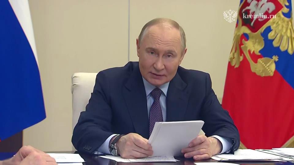 Путин поручил запустить программу "Детская книжная карта" с 2026 года