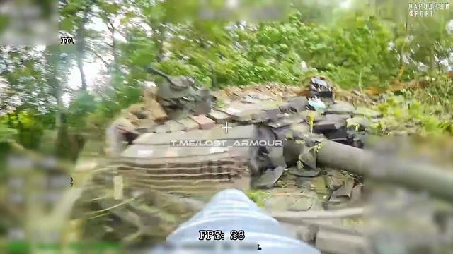 Оператор оптоволоконного FPV-дрона "КВН" ворвался в гущу танкового боя и нанес удар по врагу