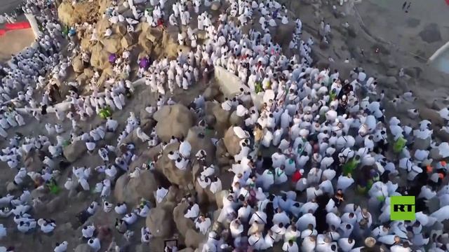 لقطات جوية لآلاف الحجاج يتوافدون إلى جبل الرحمة لأداء شعيرة الوقوف بعرفة
