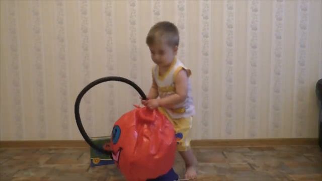 Рома и Диана ★ ШАР МЯЧ ФИТБОЛ с рогами надуваем и играем