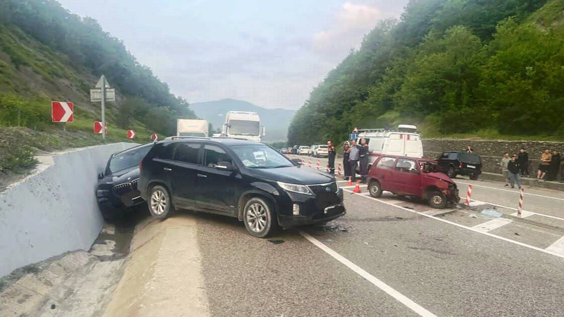 Человек погиб при столкновении трех авто в Туапсинском округе