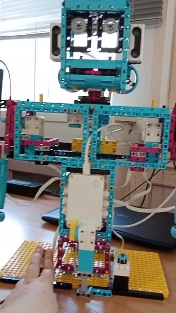 Робот олег из Лего spike prime
