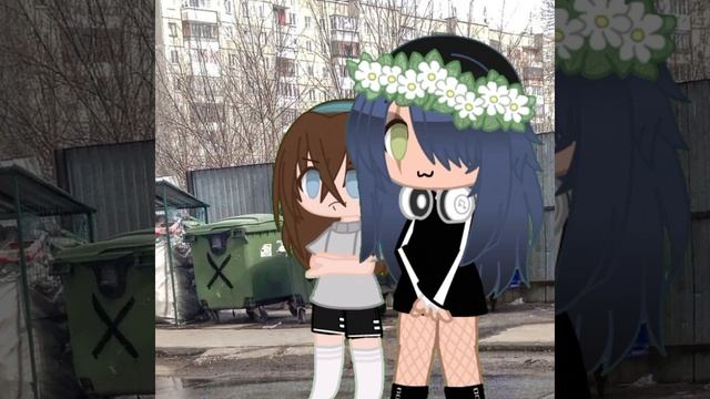 мы не настолько..(я на фоне её абобус)