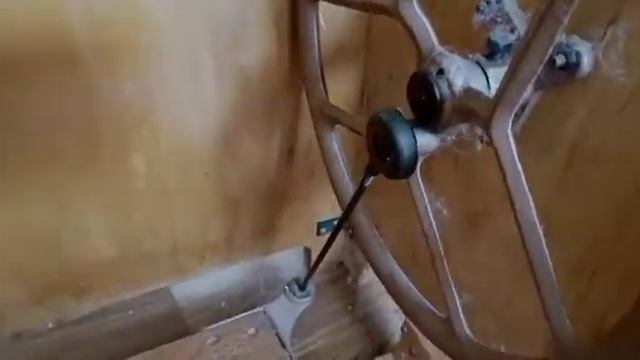 Древняя швейная машинка.