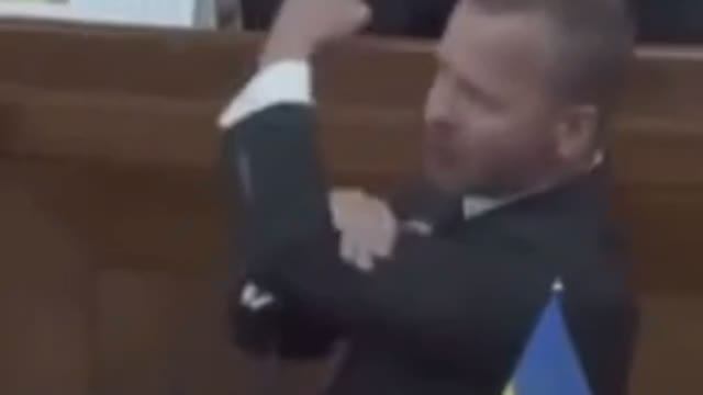 Депутат Латвии послал понятным жестом все правительство русофобов на русском языке!