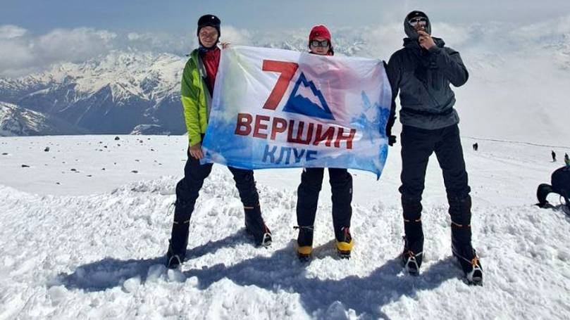 Группа Клуба 7 Вершин «ЗОЖ» поднимается на Скалы Пастухова на склонах Эльбруса