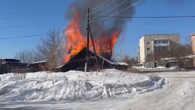 Полыхнули двухэтажные сараи на улице Рабочей