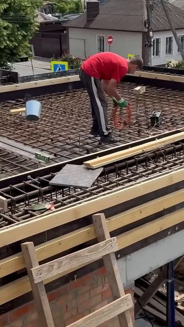 Армирование плиты перекрытия #shorts #стройка #baustelle #арматура #бетон #прораб #немцы