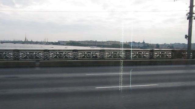Трамвай "Достоевский" медленно переползает через Литейный мост.