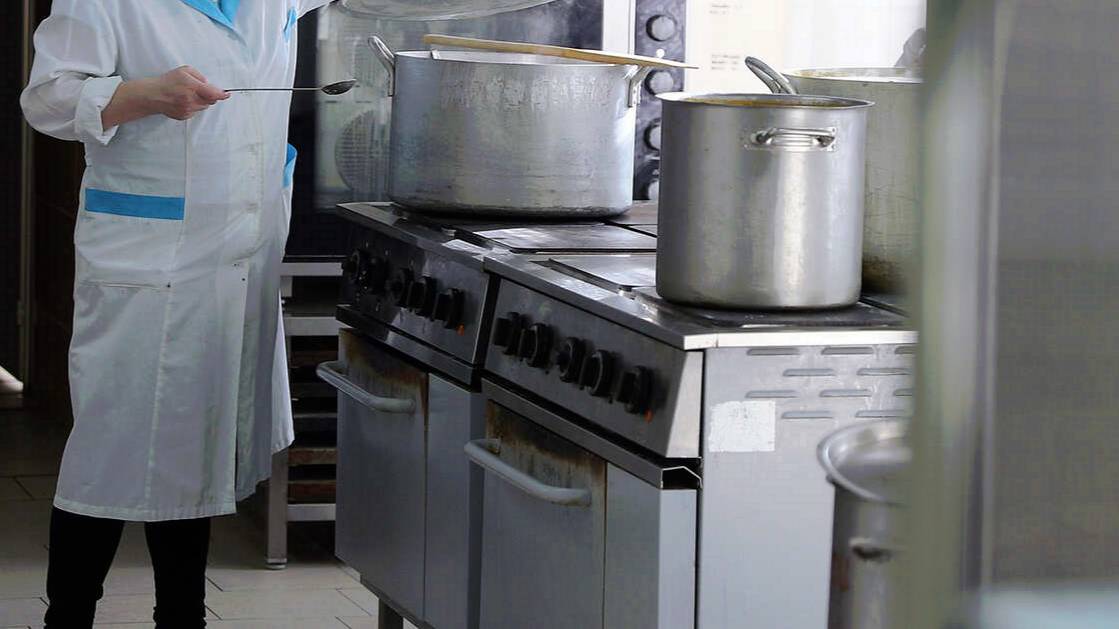 Из псковского пансионата для пожилых госпитализировали 35 человек с отравлением